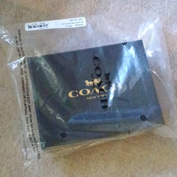 SOLD - COACH Boxed Small Zip Around Wallet With Snowy Bears Print - Picture 7 of 8